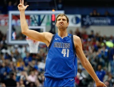 Τους «τρέλανε» ο 41χρονος N.Νοβίτσκι – Πέτυχε 24/25 τρίποντα (βίντεο)